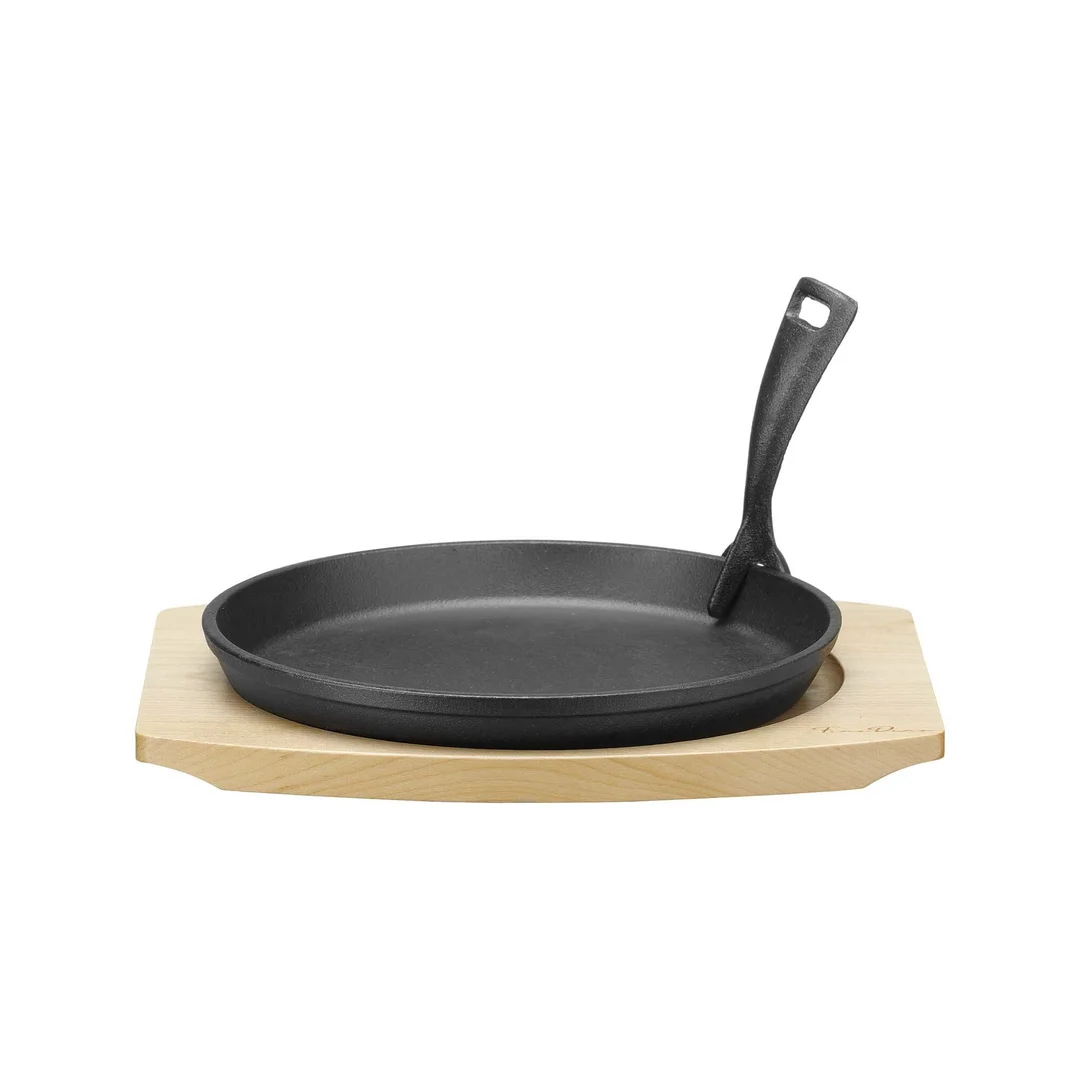 Patelnia żeliwna do serwowania Ø220mm z podstawką drewnianą i uchwytem, 270×230×(h)40 mm — zdjęcie 5