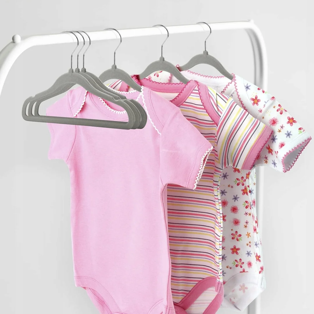 Wieszak welurowy Mini Girl komplet 30 sztuk — zdjęcie 2
