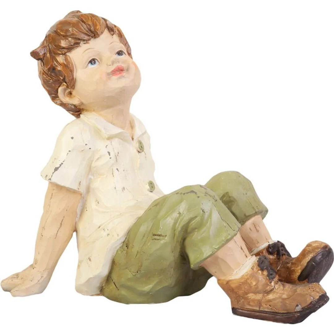 Figurka dekoracyjna Chłopiec w zielonych spodniach, 26 cm, wykonana z polirezyny