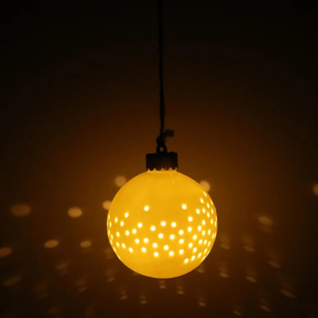 Ceramiczna Bombka Ażurowa LED Biała na Baterie 10 cm — zdjęcie 3