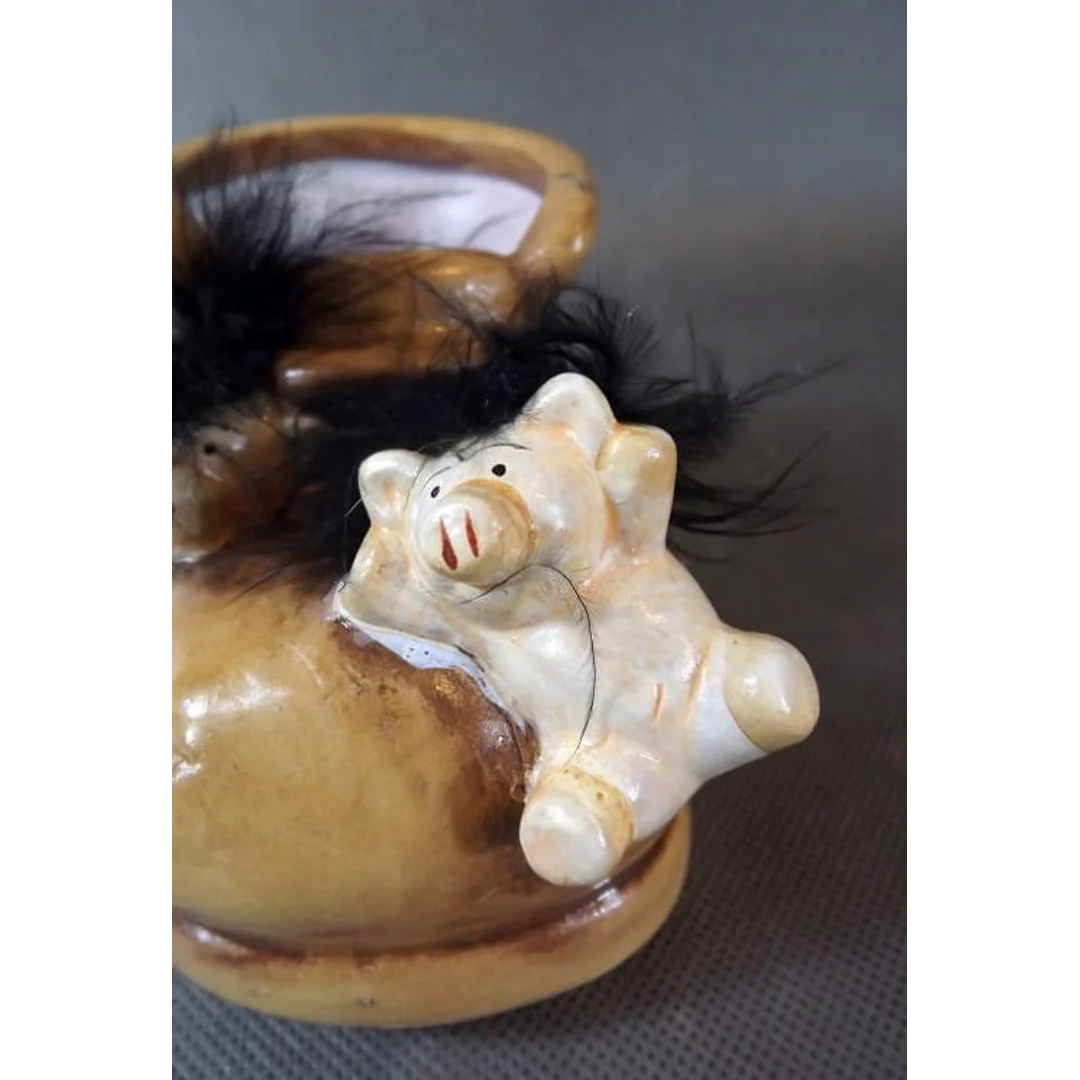 Ceramiczna osłonka na doniczkę w kształcie buta z rozbrykanymi świnkami