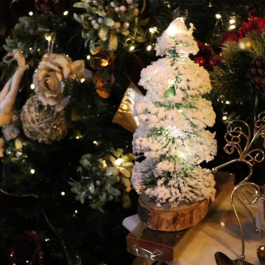 Choinka LED Ośnieżona na Drewnianej Podstawie, Zielona, 30cm, Zasilana Bateriami — zdjęcie 3