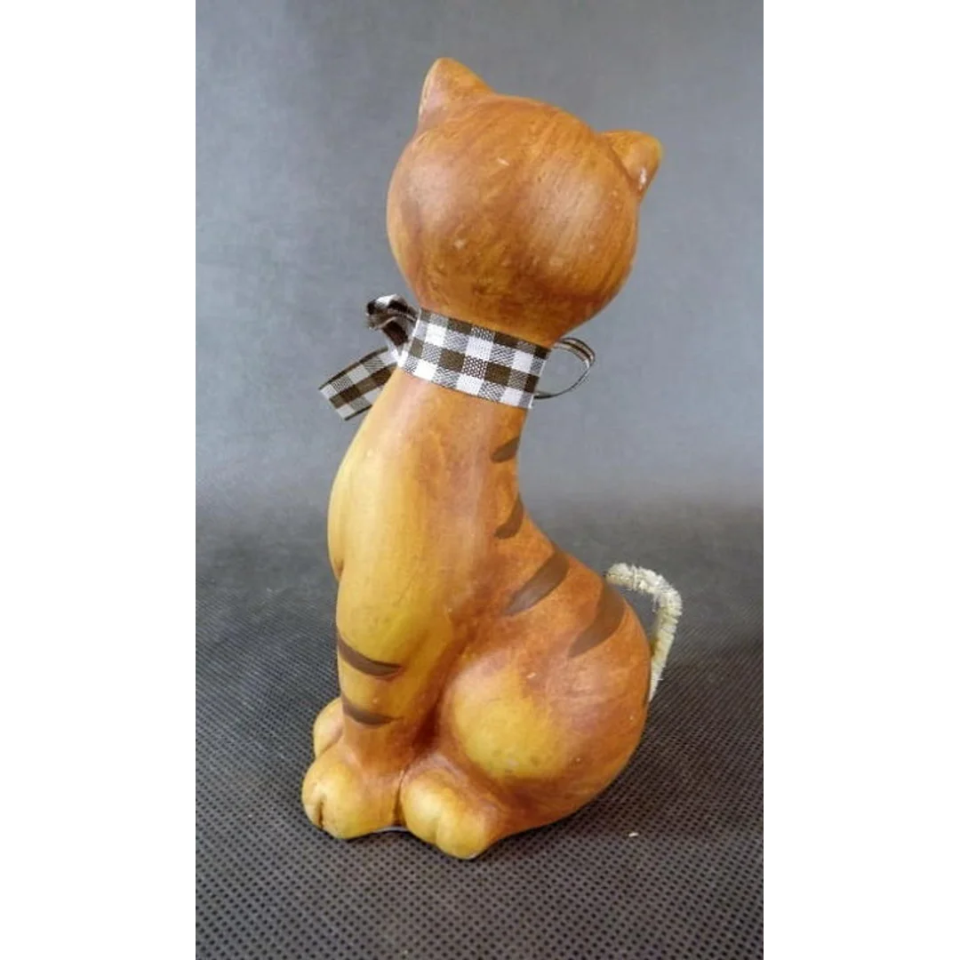 Figurka ceramiczna siedzący brązowy kot z wstążką 15.5x8 cm — zdjęcie 2