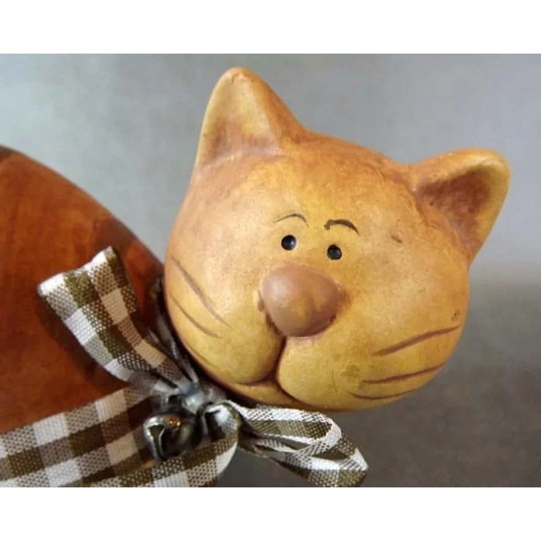 Figurka ceramiczna siedzący brązowy kot z wstążką 15.5x8 cm — zdjęcie 3