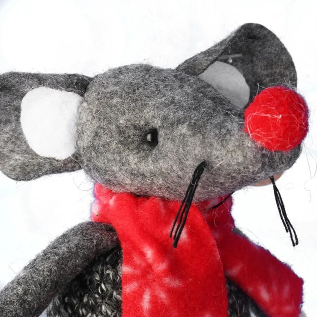 Ozdoba bożonarodzeniowa figurka MYSZKA ze zwisającymi nogami 22 cm — zdjęcie 3