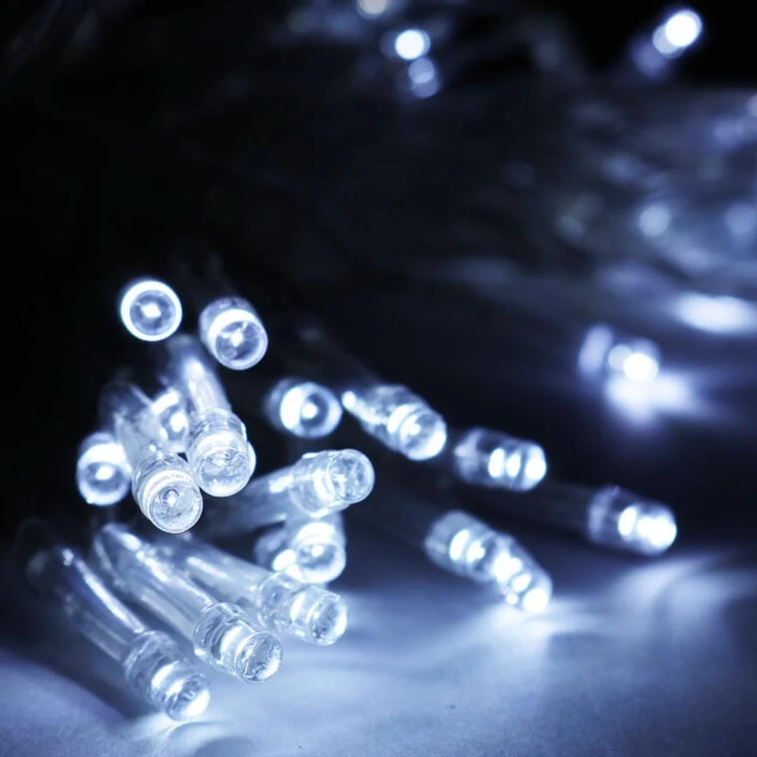 Świąteczna dekoracja - Lampki LED 50 sztuk, kolor zimny biały, na baterie, do użytku wewnętrznego — zdjęcie 4