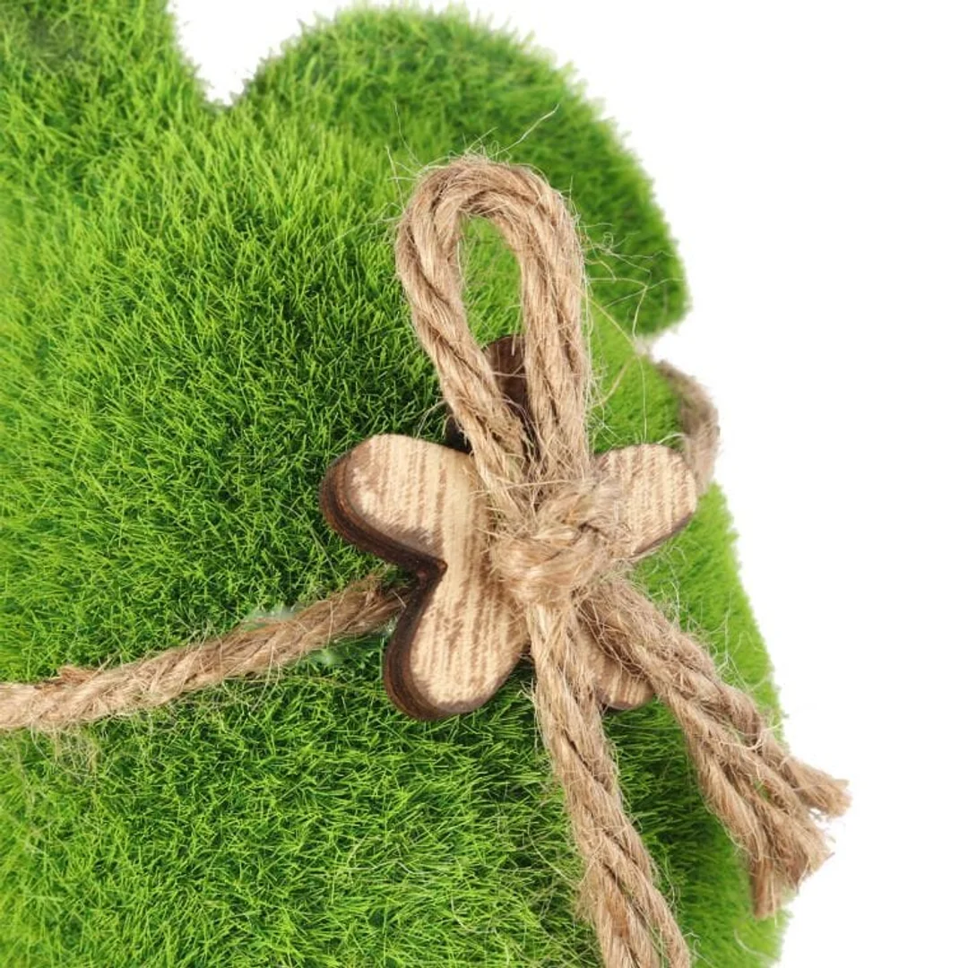 Zając flokowany z drewnianym kwiatkiem 15 cm zielony — zdjęcie 3