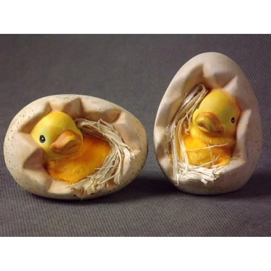 Żółta Kaczuszka Ceramiczna 9x6cm z Futrzanym Kurczaczkiem w Jajku ze Sianem — zdjęcie 2