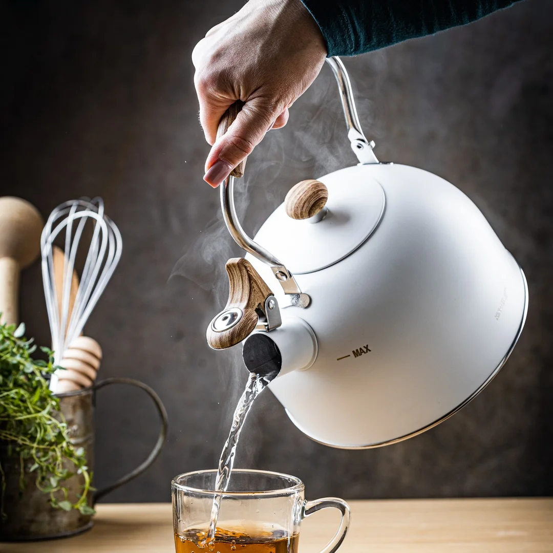 Czajnik z gwizdkiem, 2,5L, biały, z drewnopodobną rączką, KINGHoff — zdjęcie 9