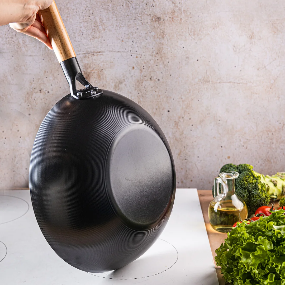 Patelnia WOK 30 cm, stal węglowa, powłoka marmurkowa nieprzywierająca, drewniany uchwyt, KINGHoff, KH-1983 — zdjęcie 11