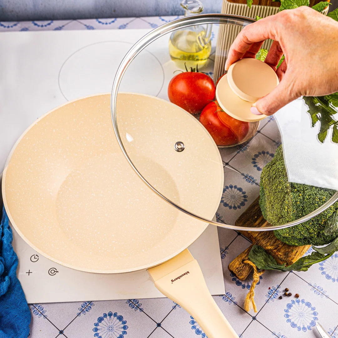 Patelnia WOK marmurowa 28 cm kremowa z pokrywką, Klausberg KB-7991 — zdjęcie 10