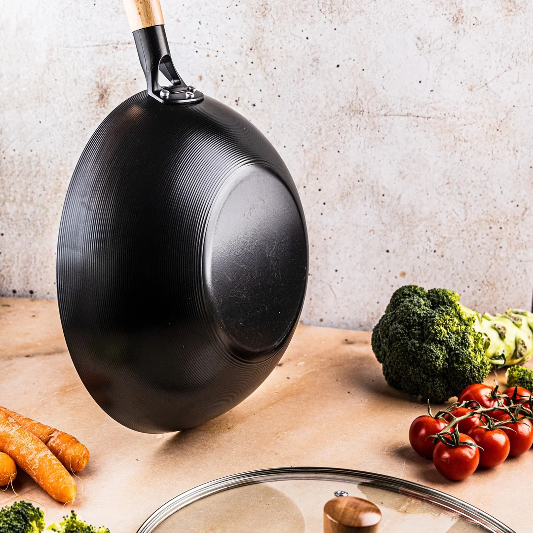 Wok z pokrywką 30 cm, stal węglowa, marmurkowa powłoka nieprzywierająca, drewniany uchwyt, KINGHoff, KH-1984 — zdjęcie 9