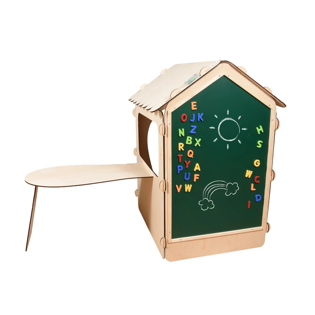 Domek ogrodowy drewniany stolik tablica