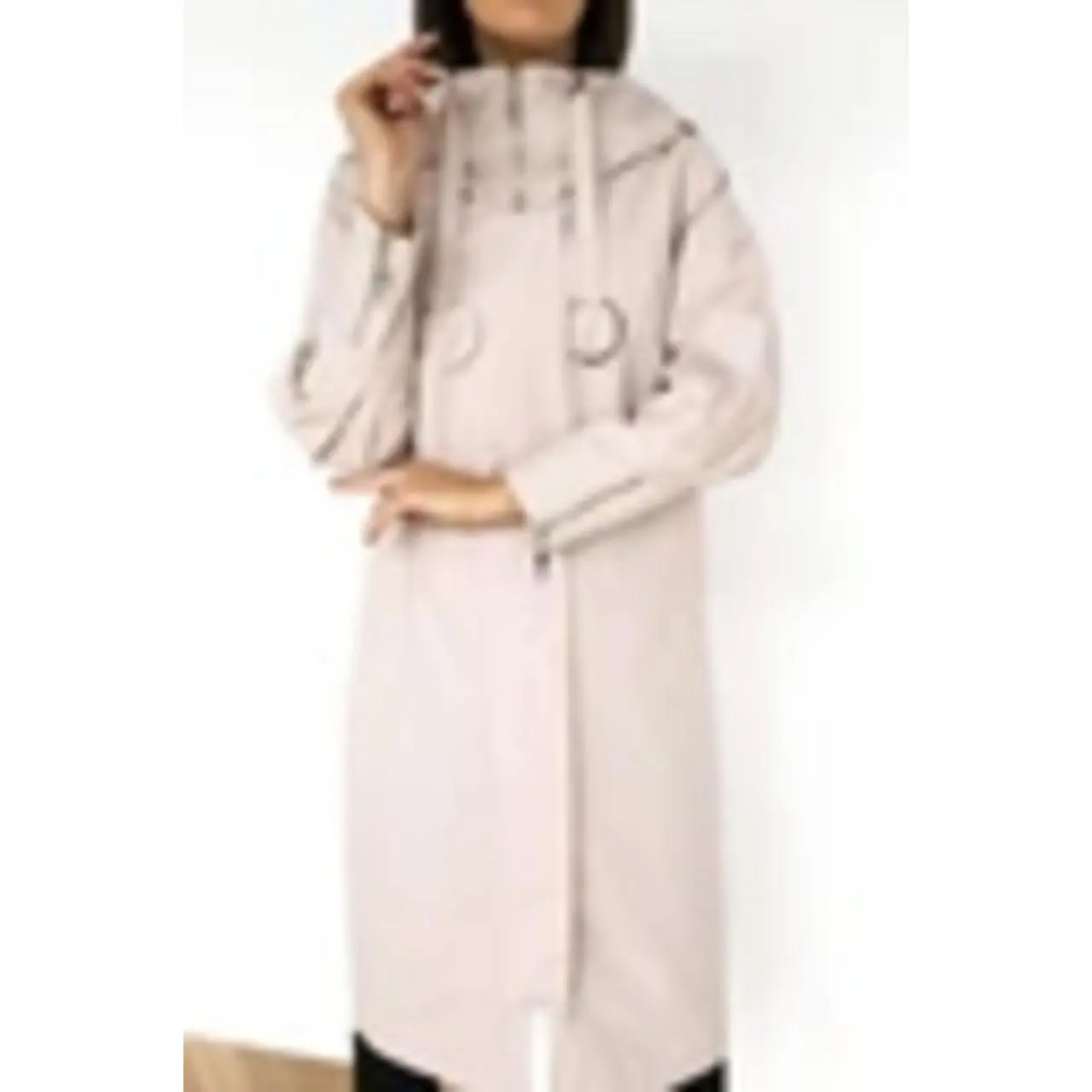 Beżowy płaszcz damski oversize z kapturem – Twój stylowy towarzysz na każdą porę roku!