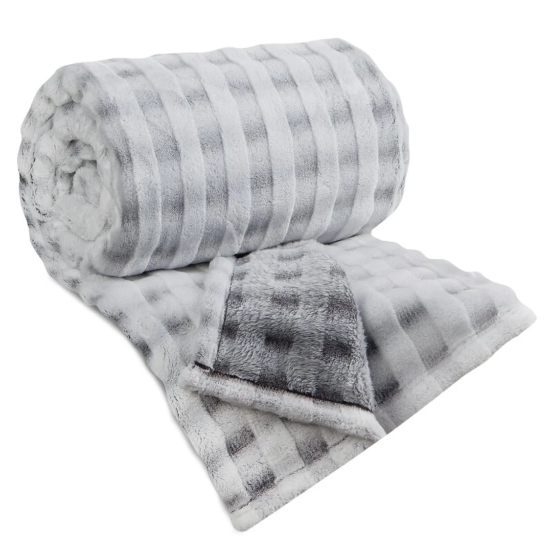 Koc 170x210 Kostka stalowo-szary – elegancki koc flano w popielatym kolorze ze wzorem 3D