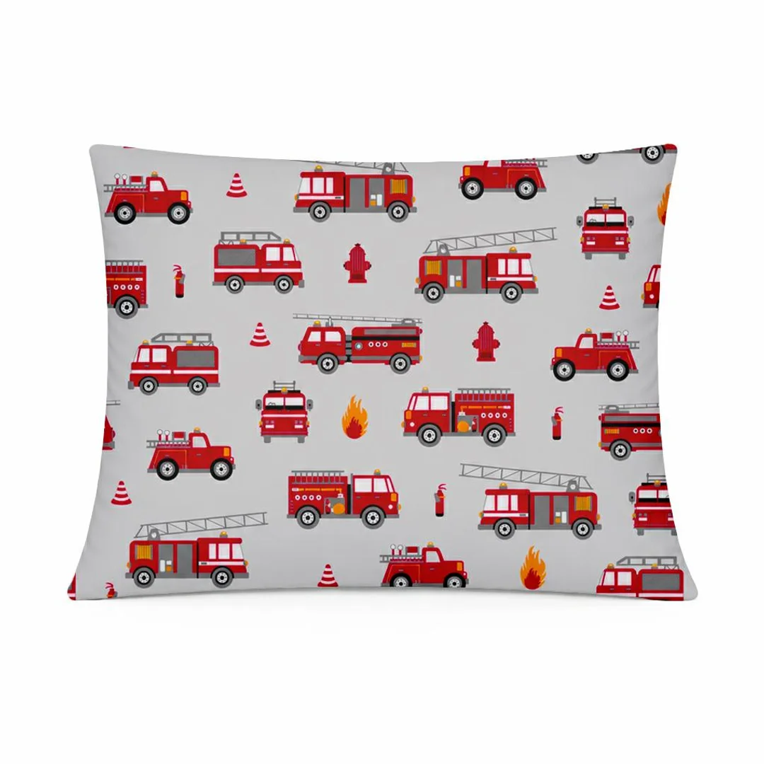 Poszewka bawełniana 50x60 szara w czerwone wozy strażackie, wzór dziecięcy nowoczesny – COTTON HOME KIDS