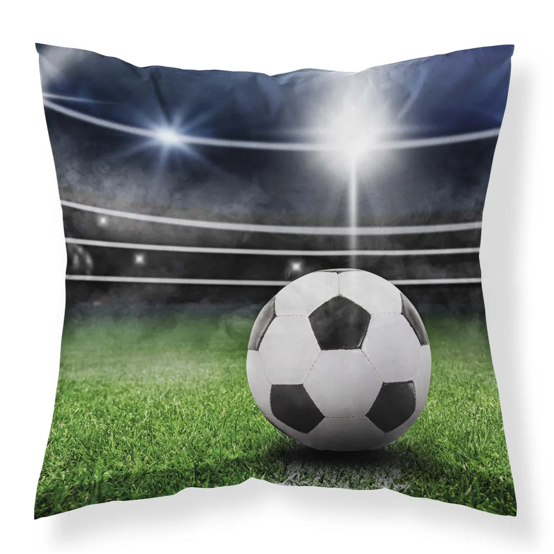 Poszewka dekoracyjna 40x40 zielona czarna z piłką nożną na stadionie MF047 A – poszewka 3D z motywem piłkarskim - Fun Dreams