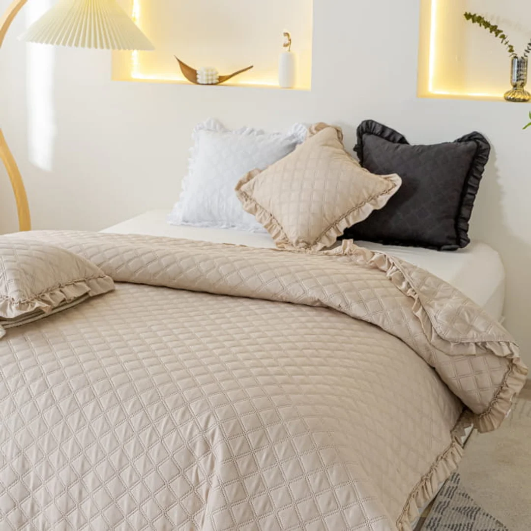 Narzuta z falbanką 160x220 Ruffy beżowa falbanka romby glamour dekoracyjna I2 — zdjęcie 3
