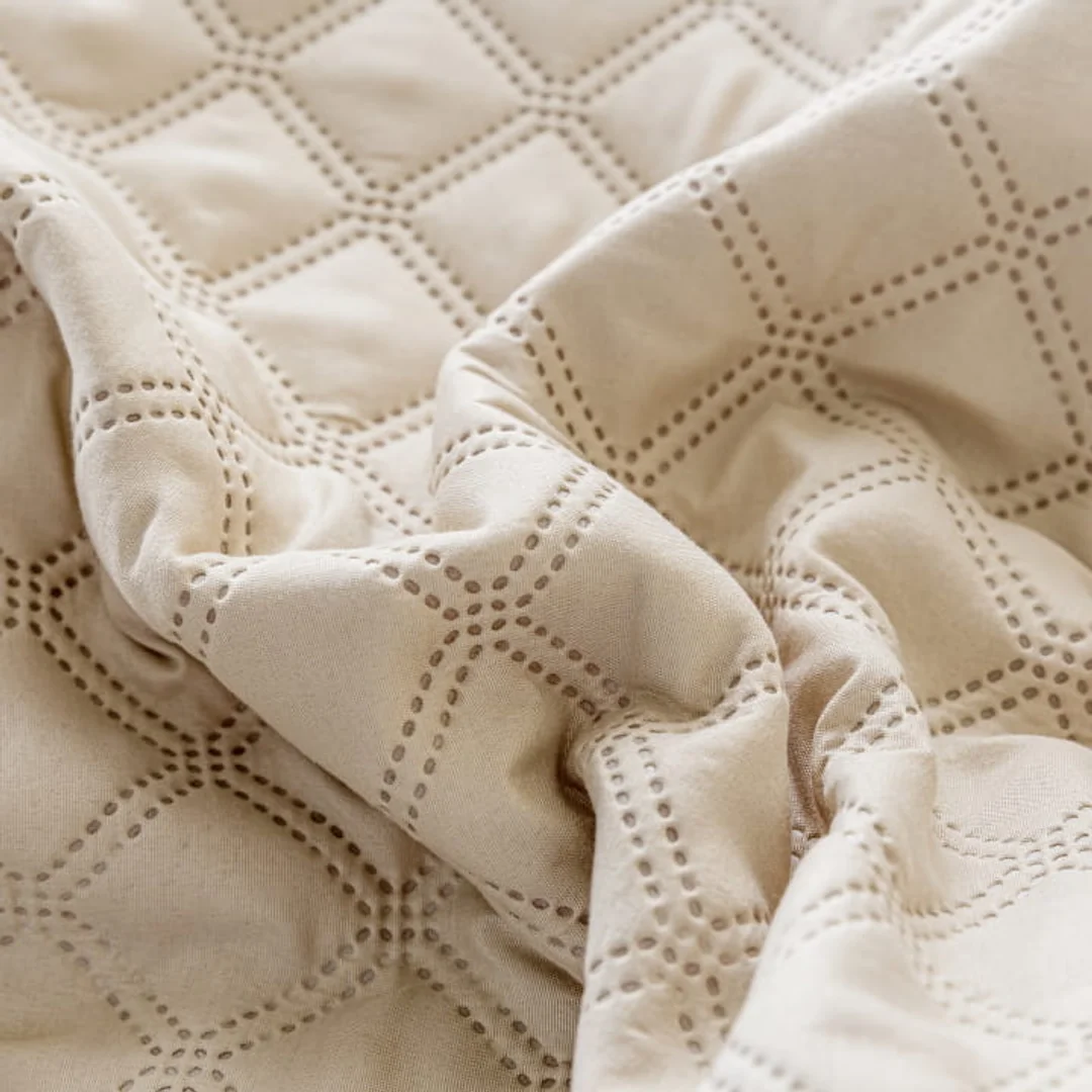 Narzuta z falbanką 240x260 Ruffy beżowa falbanka romby glamour dekoracyjna I2 — zdjęcie 2