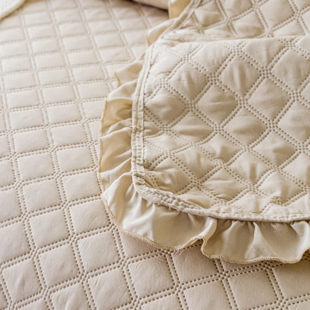 Narzuta z falbanką 240x260 Ruffy beżowa falbanka romby glamour dekoracyjna I2 — zdjęcie 4