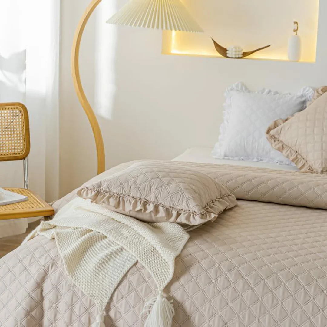 Narzuta z falbanką 240x260 Ruffy beżowa falbanka romby glamour dekoracyjna I2 — zdjęcie 5