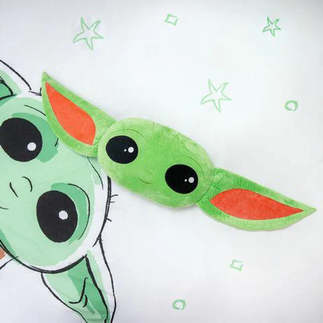 Poduszka dekoracyjna 31x41 „Baby Yoda” – Star Wars 3D zielona z polaru z wypełnieniem — zdjęcie 2