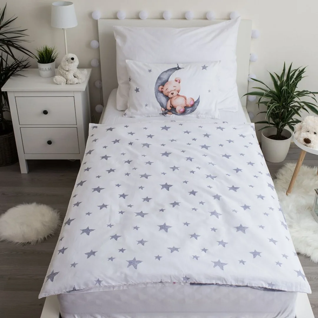 Pościel bawełniana 100x135 Miś baloniki gwiazki 7547 biała szara księżyc chmurki Teddy Bear dziecięca do łóżeczka poszewka 40x60 — zdjęcie 2
