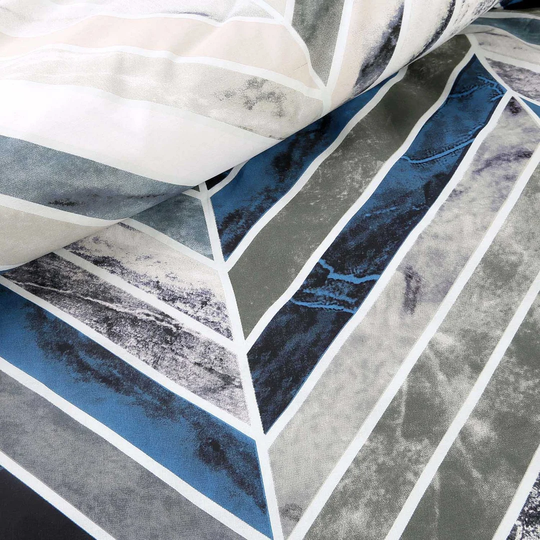 Pościel bawełniana 160x200 biała niebiesko-szara w geometryczną jodełkę – CottonLove — zdjęcie 5