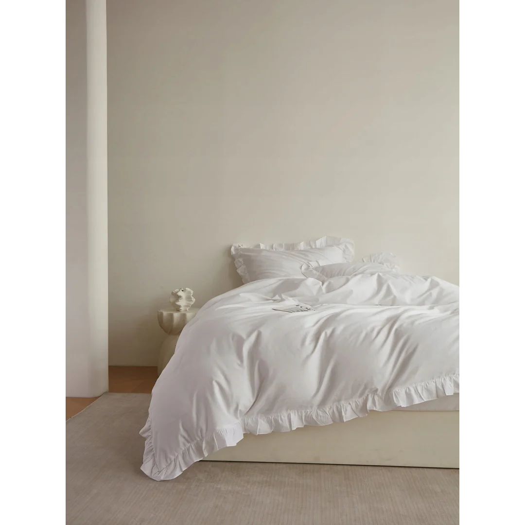 Pościel satynowa 160x200 Ruffy Premium biała z falbanką — zdjęcie 4