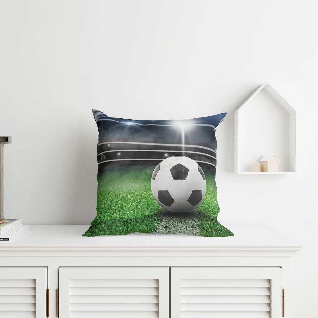 Poszewka dekoracyjna 40x40 zielona czarna z piłką nożną na stadionie MF047 A – poszewka 3D z motywem piłkarskim - Fun Dreams — zdjęcie 2