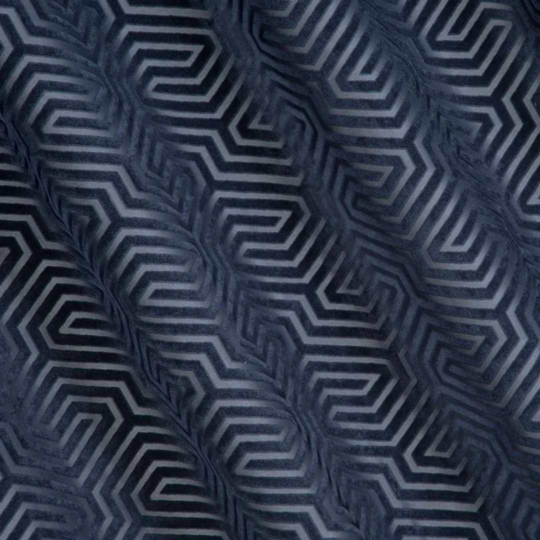 Zasłona 140x250 Inga granatowa gotowa na przelotkach welurowa z żakardowym geometrycznym wzorem Pierre Cardin — zdjęcie 4
