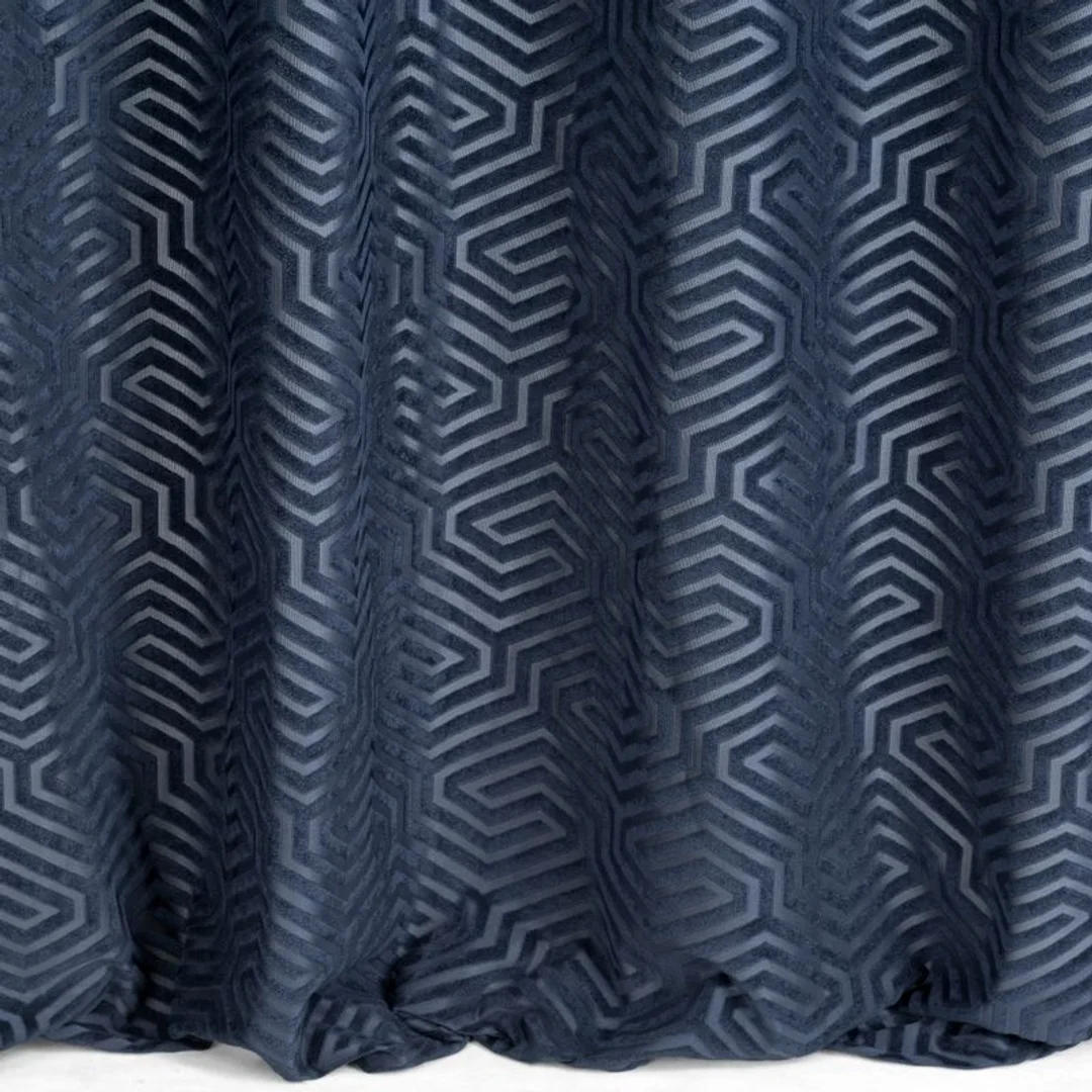 Zasłona 140x250 Inga granatowa gotowa na przelotkach welurowa z żakardowym geometrycznym wzorem Pierre Cardin — zdjęcie 5