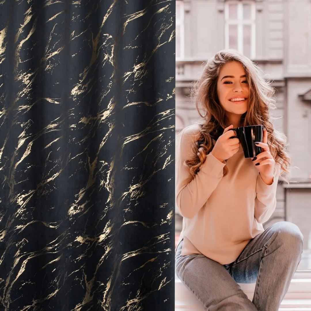 Zasłona gotowa Molly 140x250 czarna złota welurowa na przelotkach Eurofirany — zdjęcie 10
